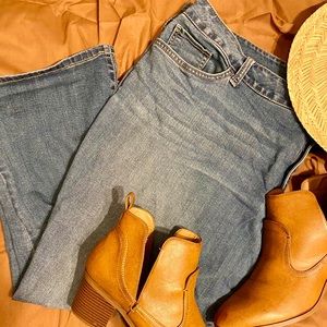 Light wash denim capris! 😍